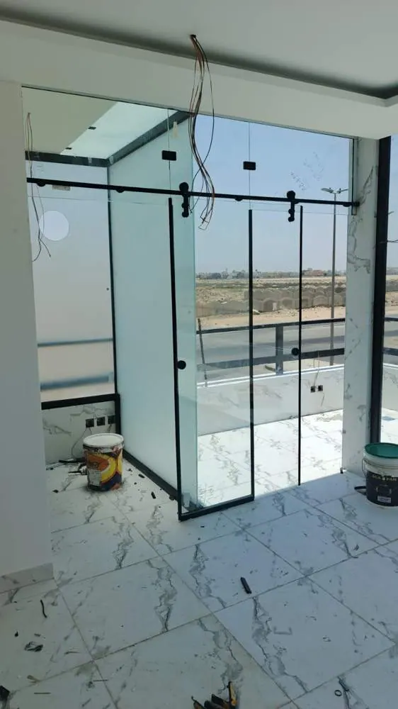 المكاتب من أعمال الخبراء للزجاج
